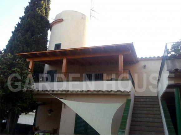 Porche de madera a un agua adosado a la vivienda
