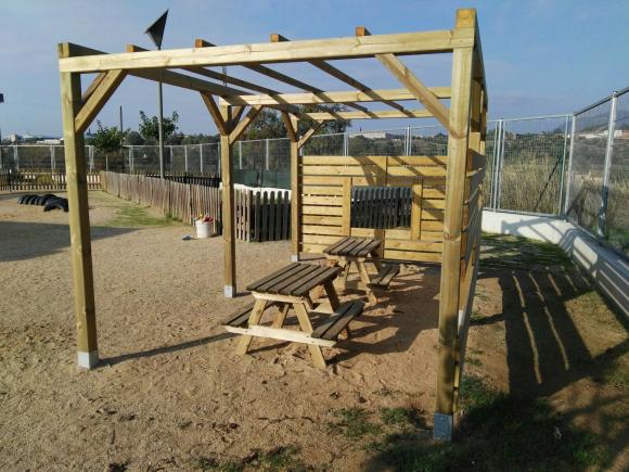 Pérgola con mesas pic nic en  Col.egi CEIP El Calderi 